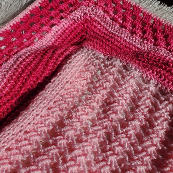 Pink hand knitted and crochet blanket - Picture 4 of 6
